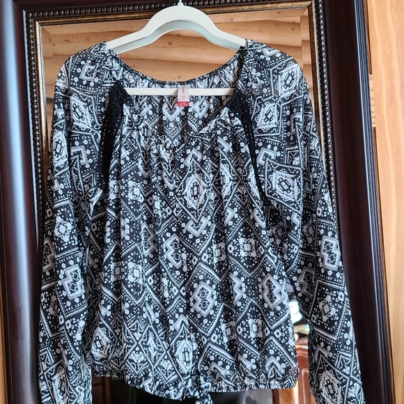 Aztec Blouse - Picture 2 of 4